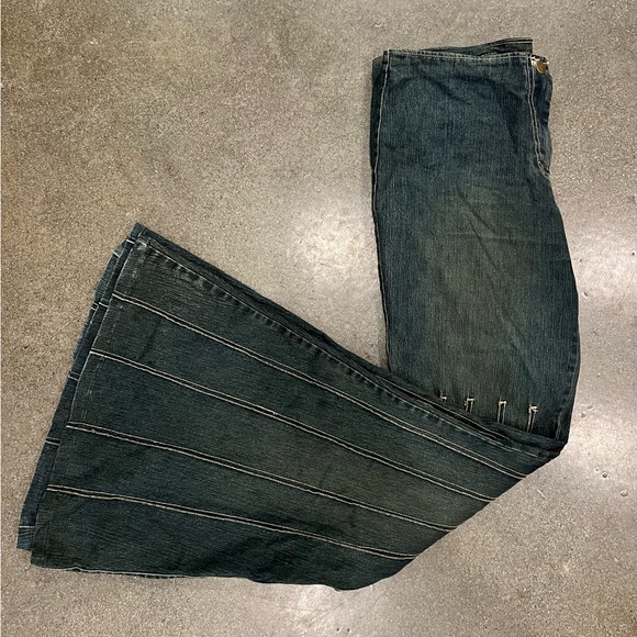 VINTAGE | GARAGE Y2K Flare Bell Denim Jeans - Picture 9 of 9